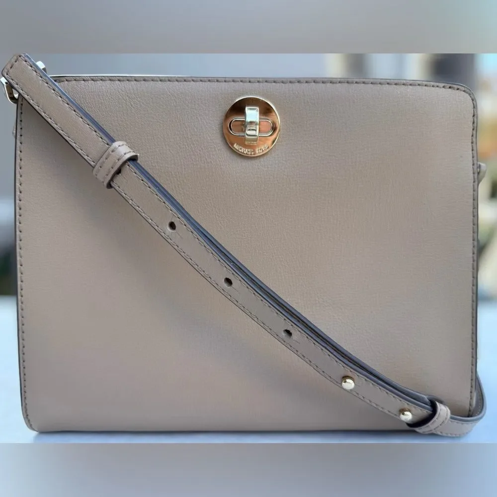 Michael Kors Rivington Fawn Medium Messenger Crossbody